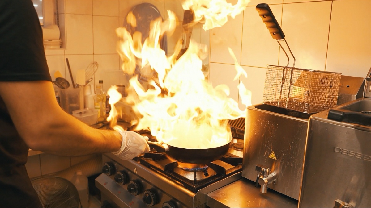 En cuisine, flambé au wok