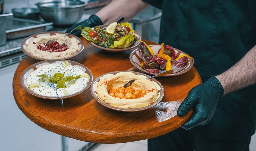 Plateau de mezzés servi par le chef