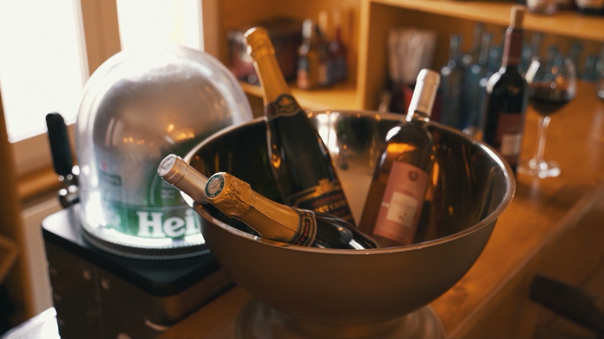 Champagne et vins au bar