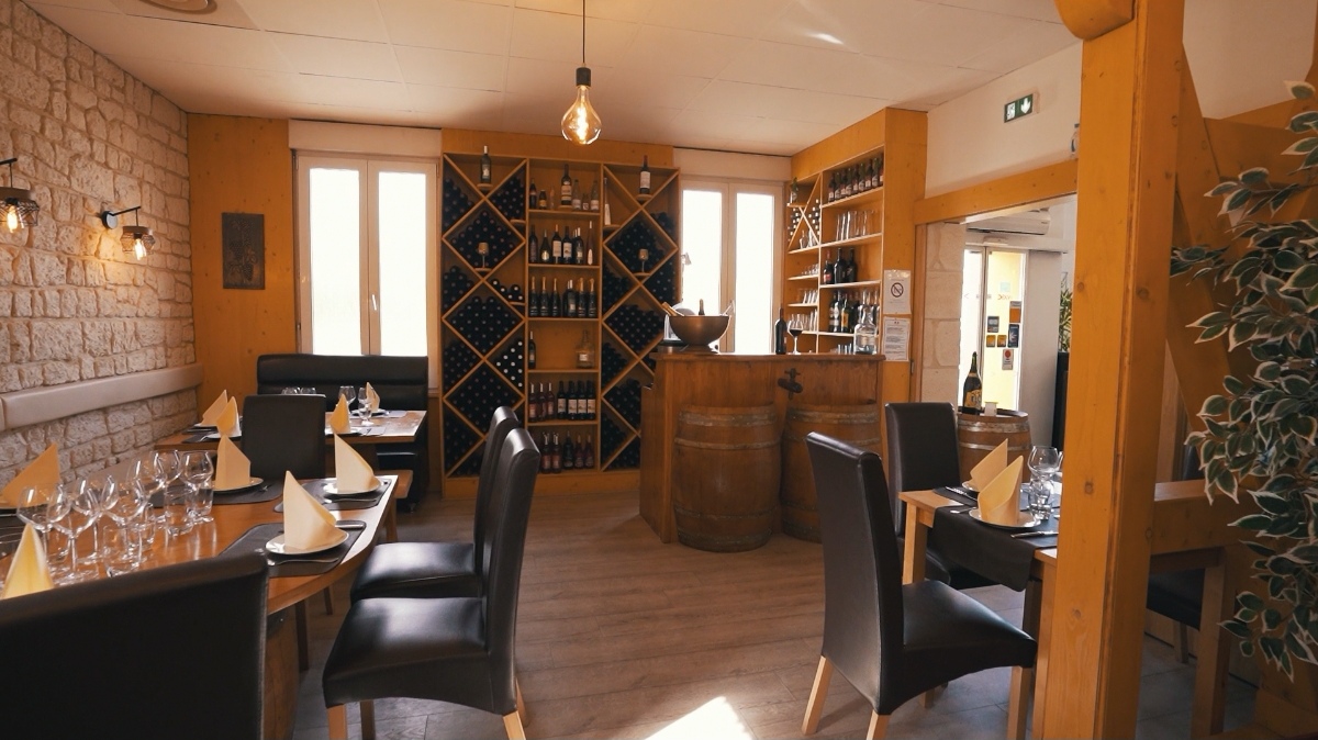 Espace cave à vins et tables dressées