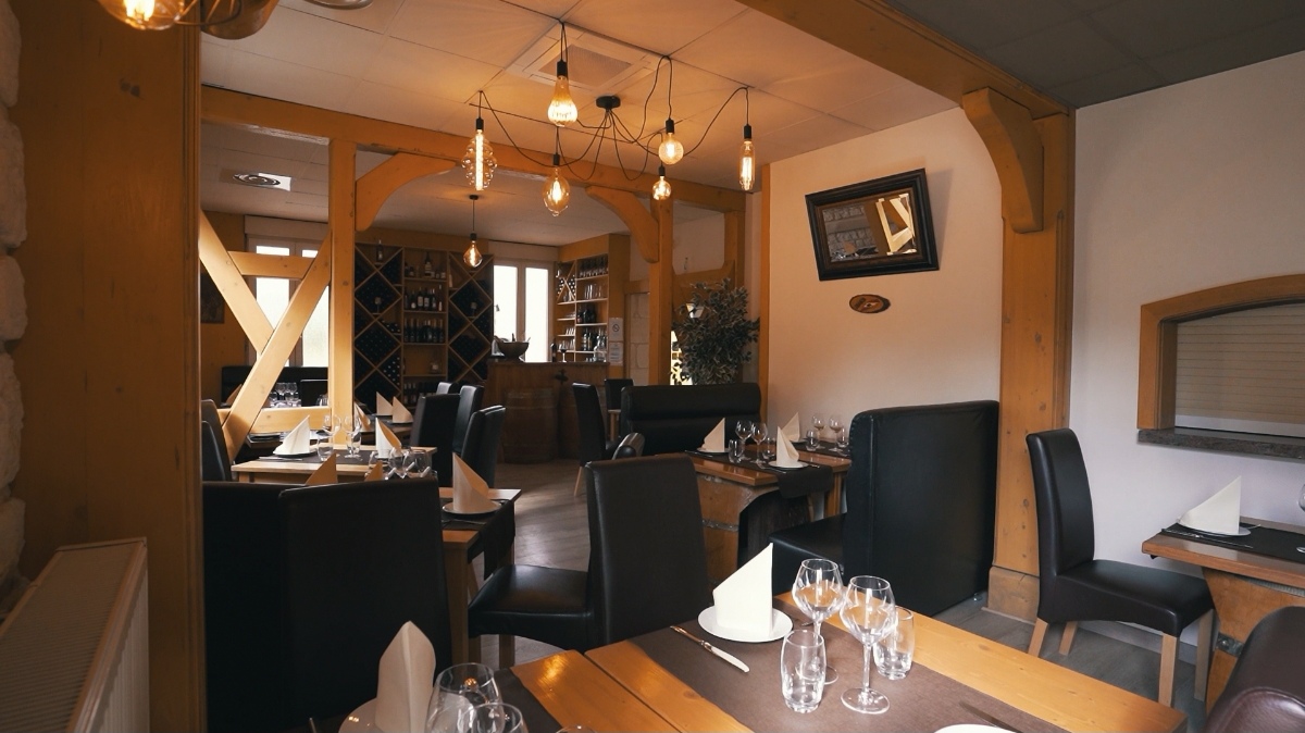 Salle chaleureuse aux suspensions design