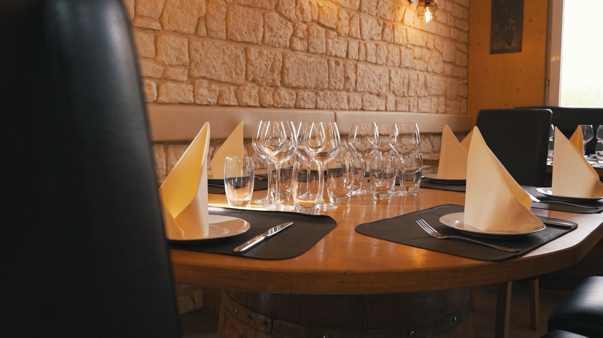 Table ronde prête pour les convives
