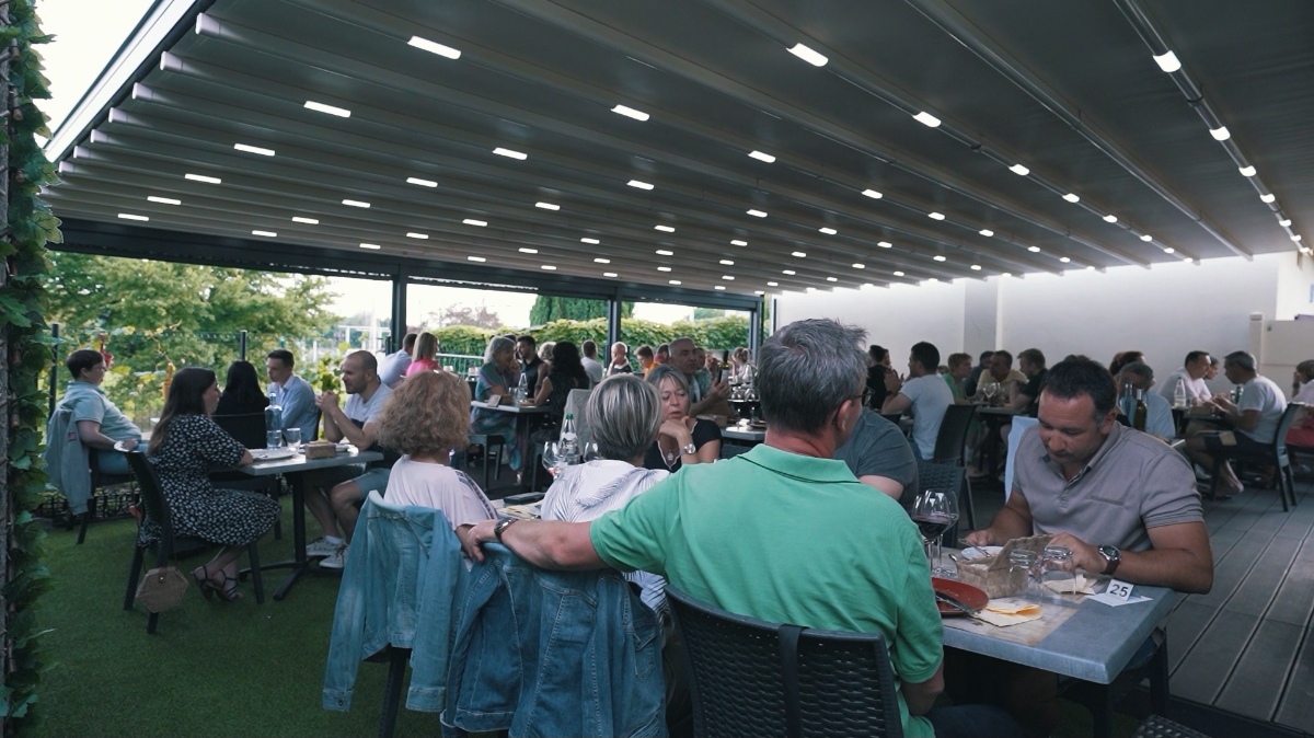Terrasse animée du restaurant Liban Food