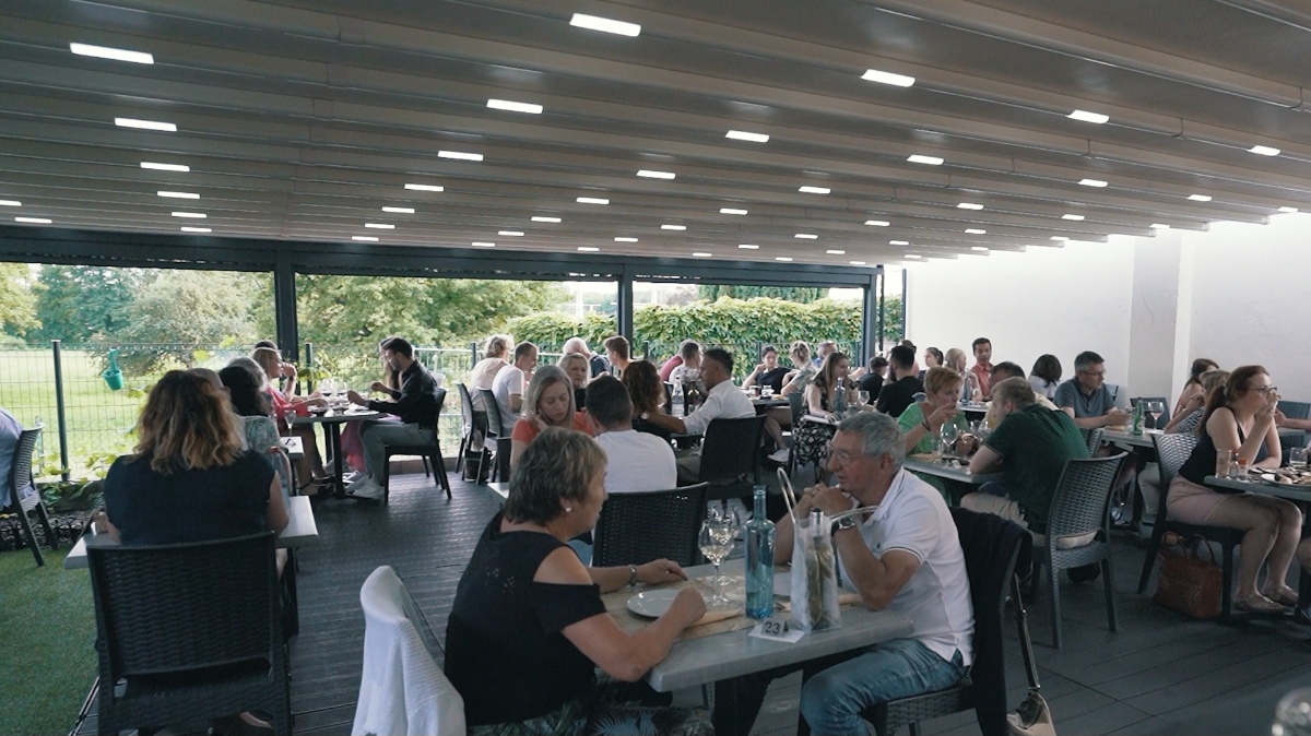 Ambiance conviviale en terrasse