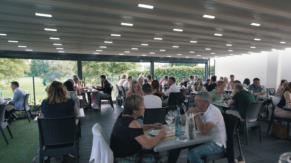 Terrasse couverte pleine de convives