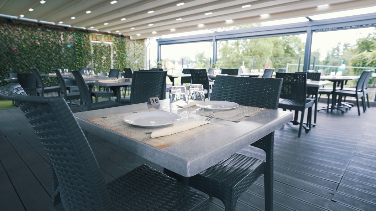 Table dressée sur la terrasse