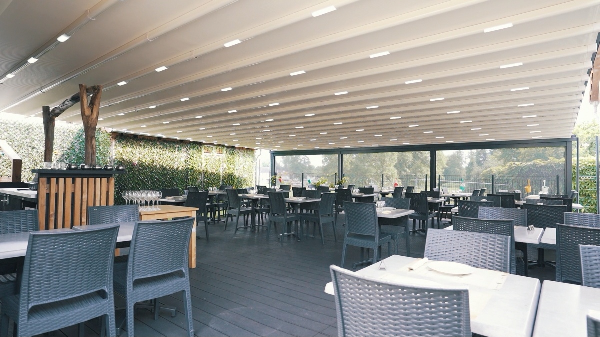 Terrasse spacieuse avec bar et mur végétal
